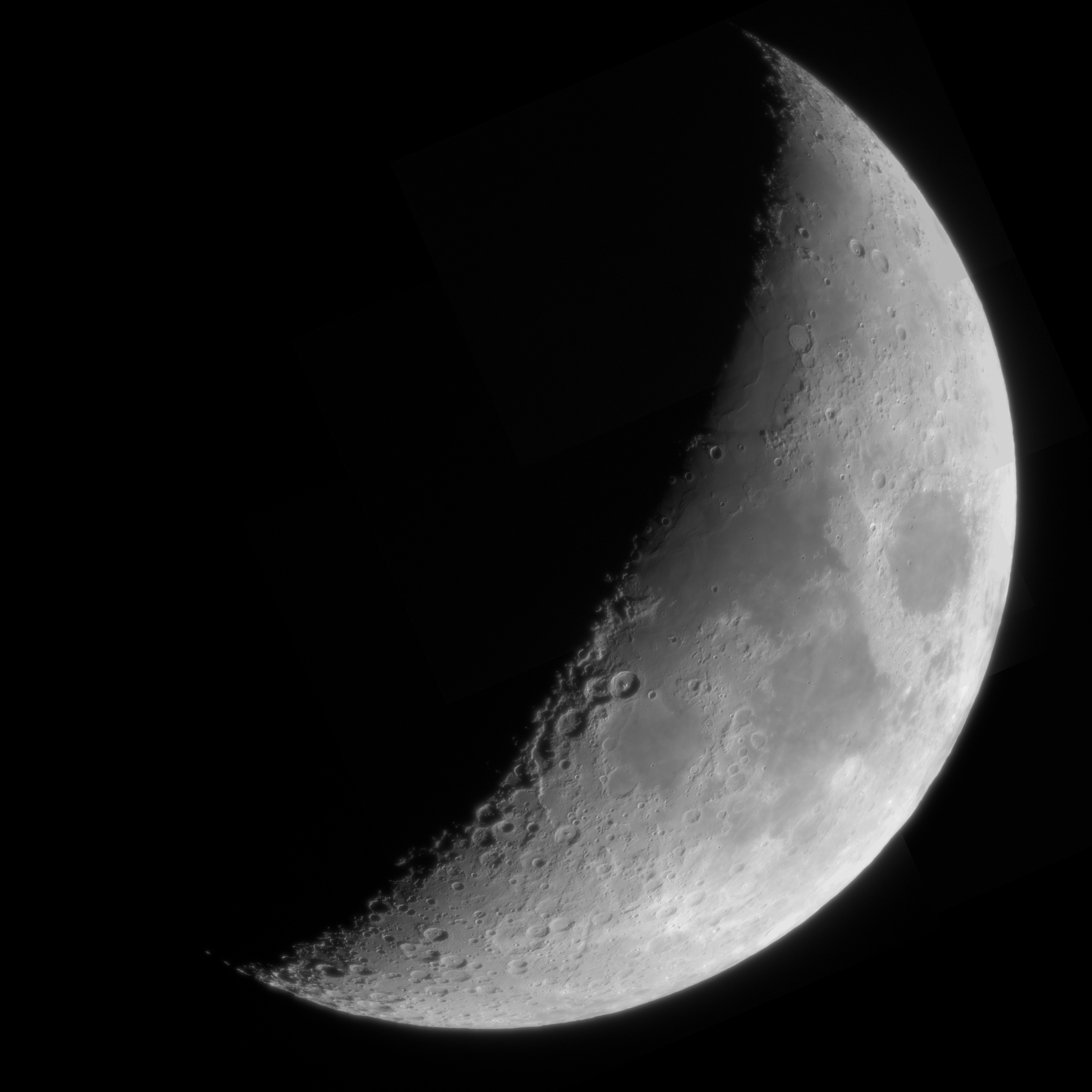 Lee más sobre el artículo Luna cuarto creciente B/N 08-03-2022